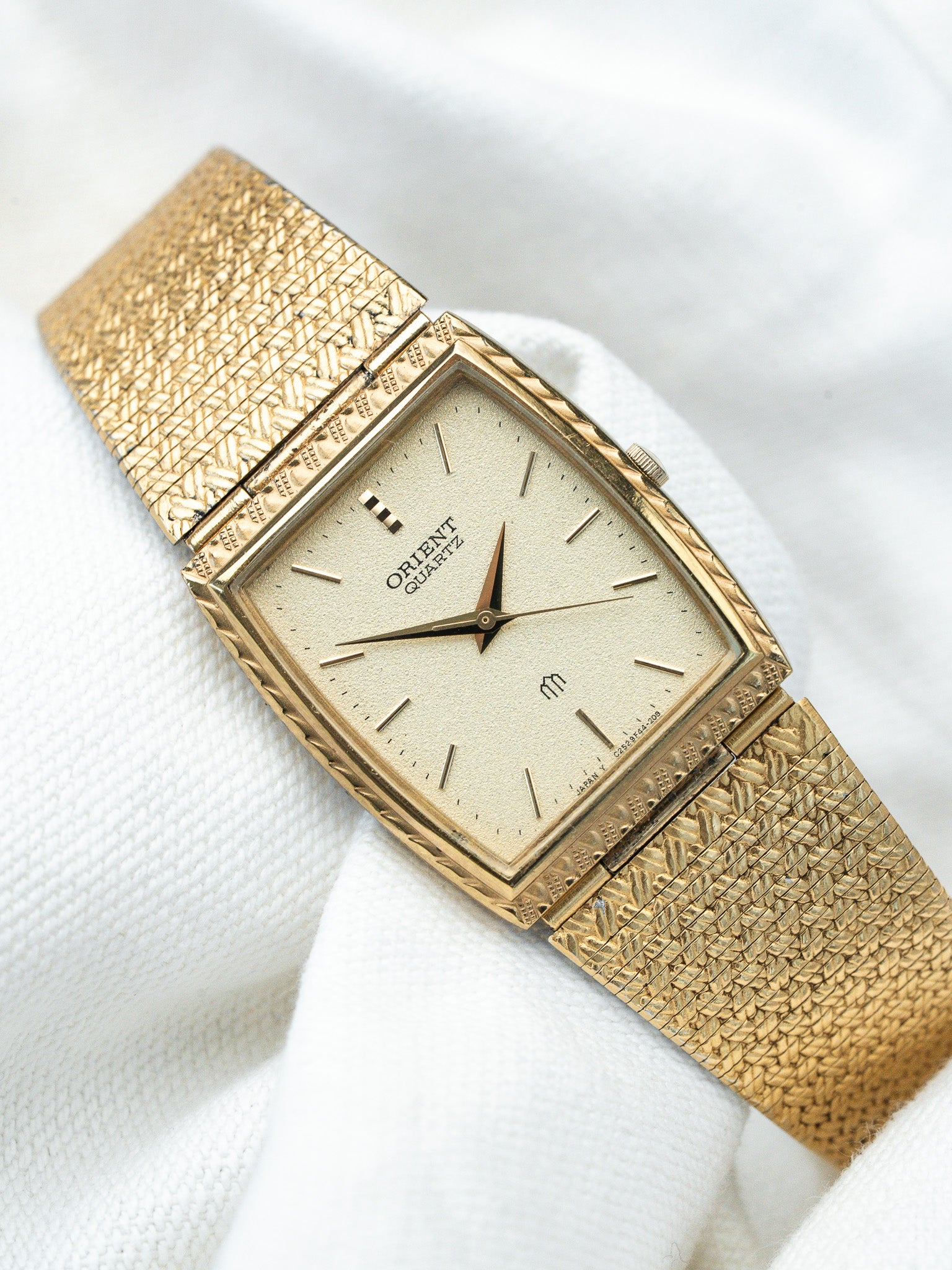Montre Orient Vintage - Tonneau OR maille tressée (Années 1980s) - Atelier Victor