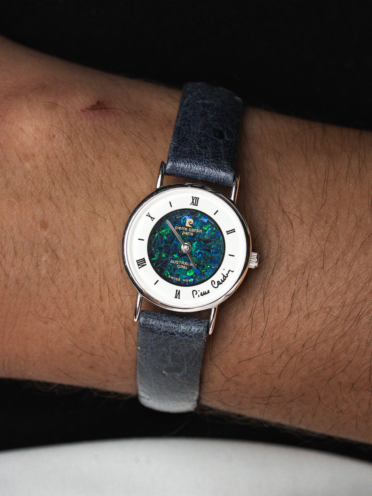 Montre Pierre Cardin avec cadran en opale australienne et bracelet en cuir bleu.