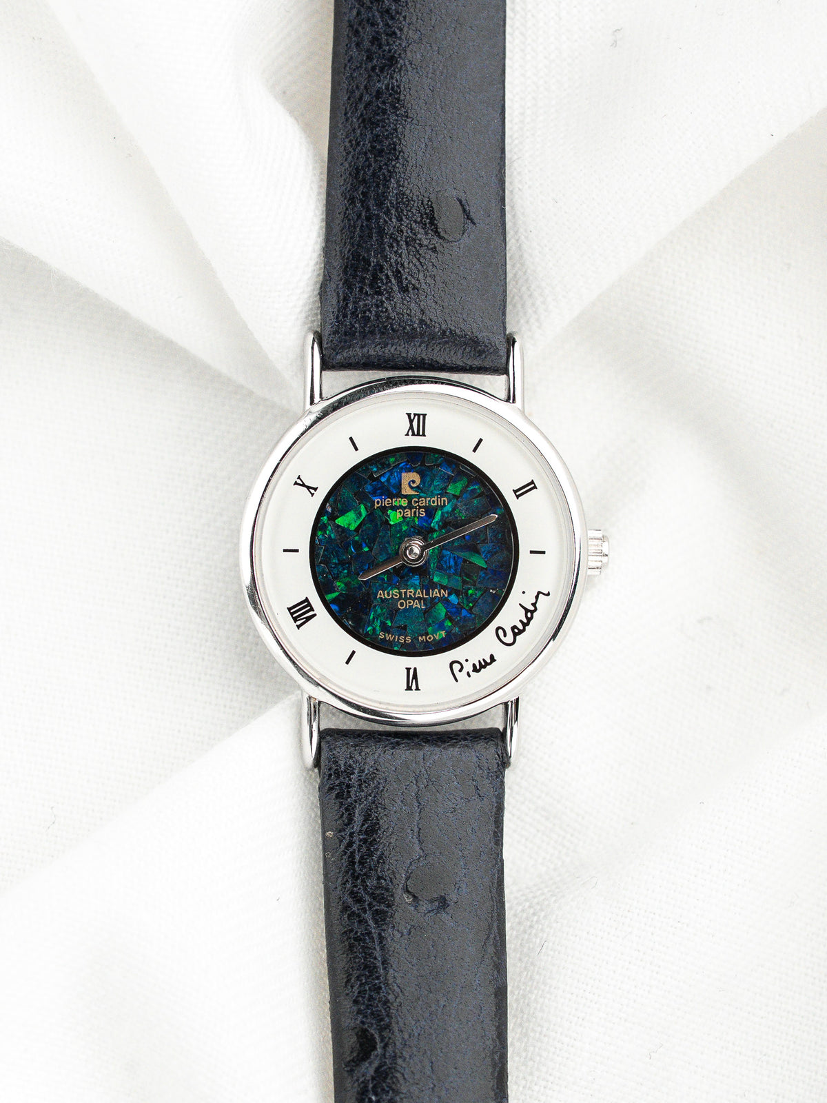 Montre Pierre Cardin vintage avec cadran en opale australienne et bracelet en cuir noir.