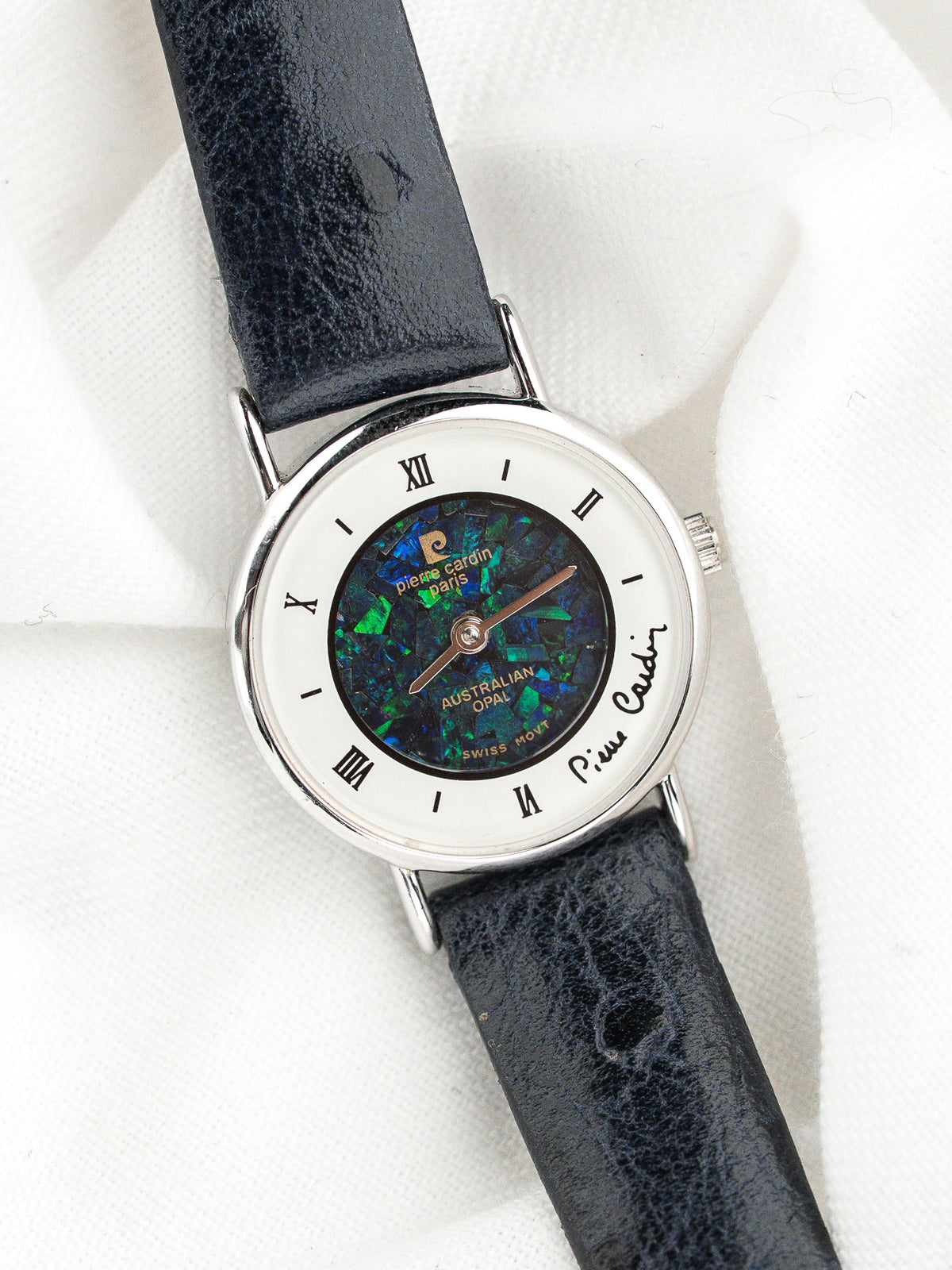 Montre Pierre Cardin avec cadran en opale australienne et bracelet en cuir bleu marine.