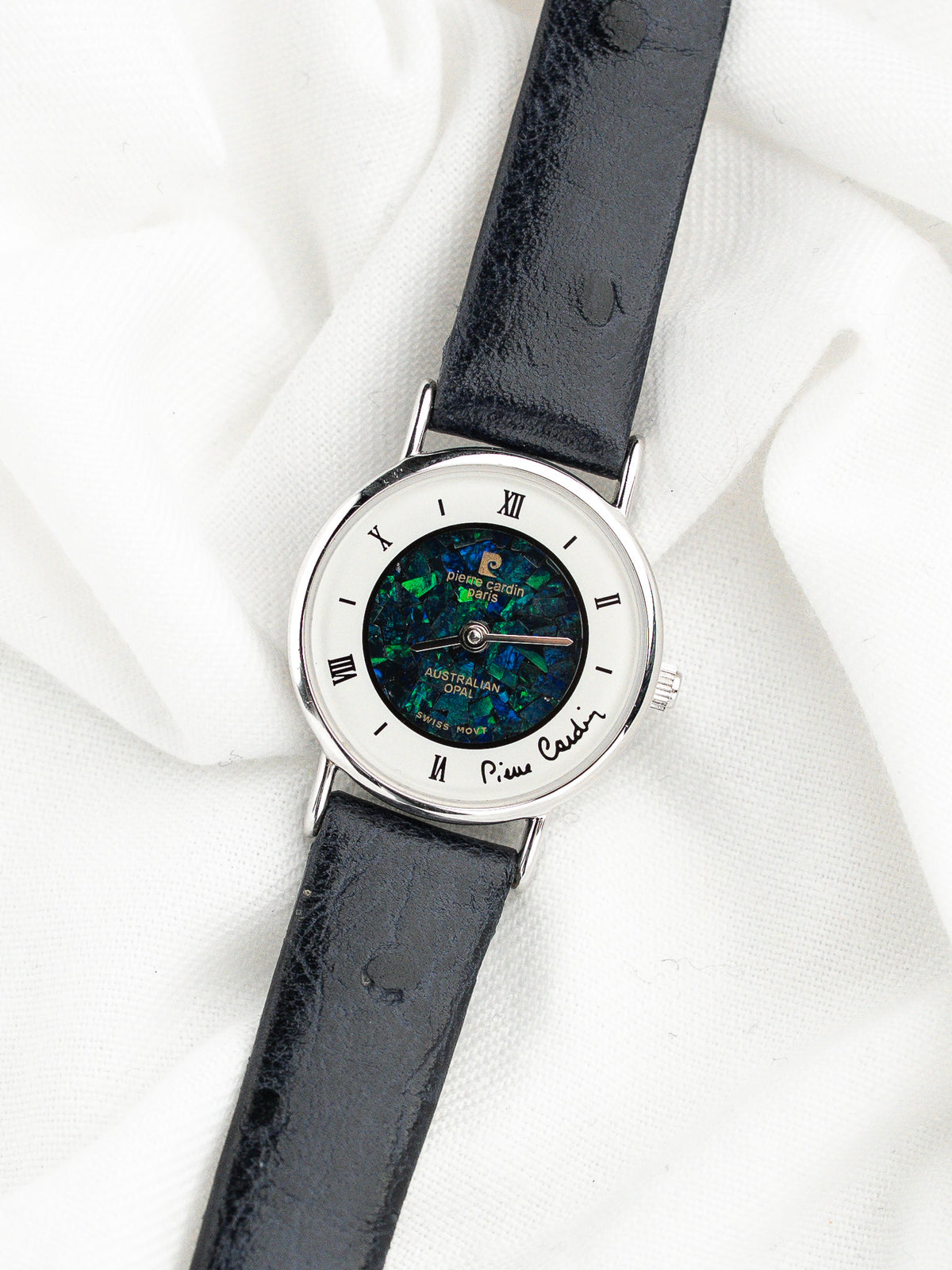 Montre Pierre Cardin avec cadran en opale australienne et bracelet en cuir noir.