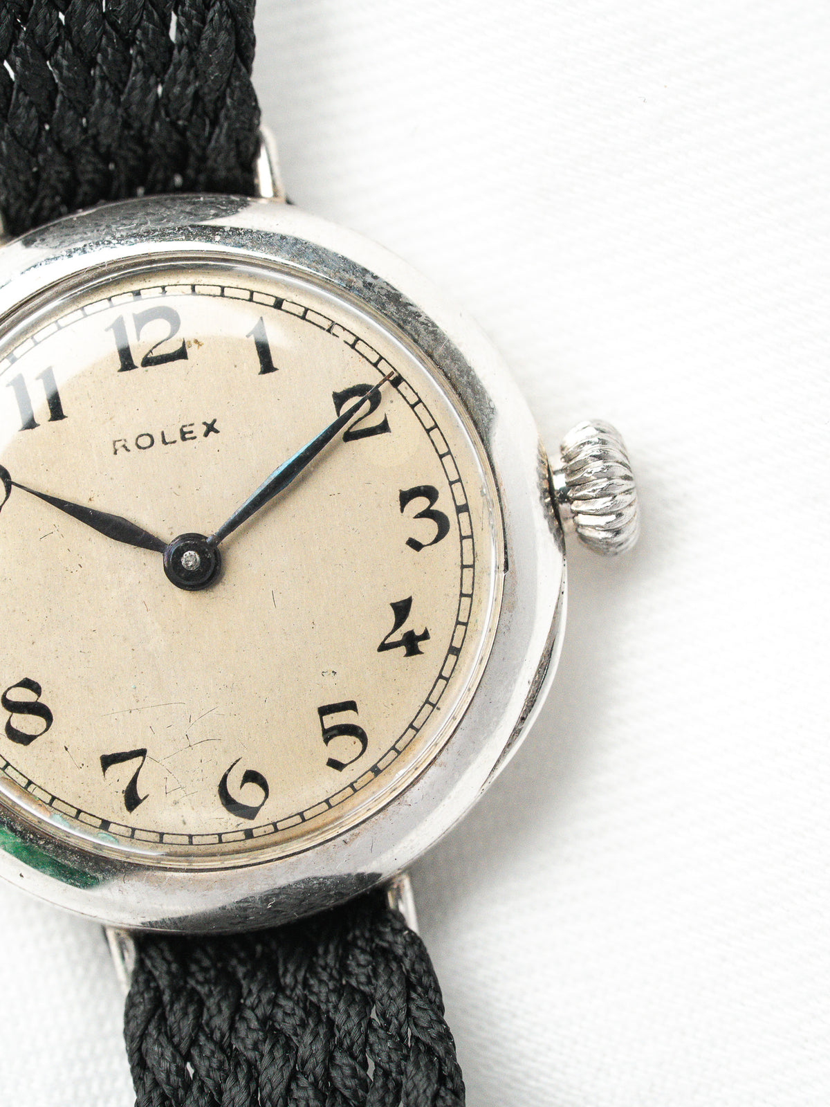Montre Rolex vintage au boîtier argenté, cadran crème et bracelet en textile noir