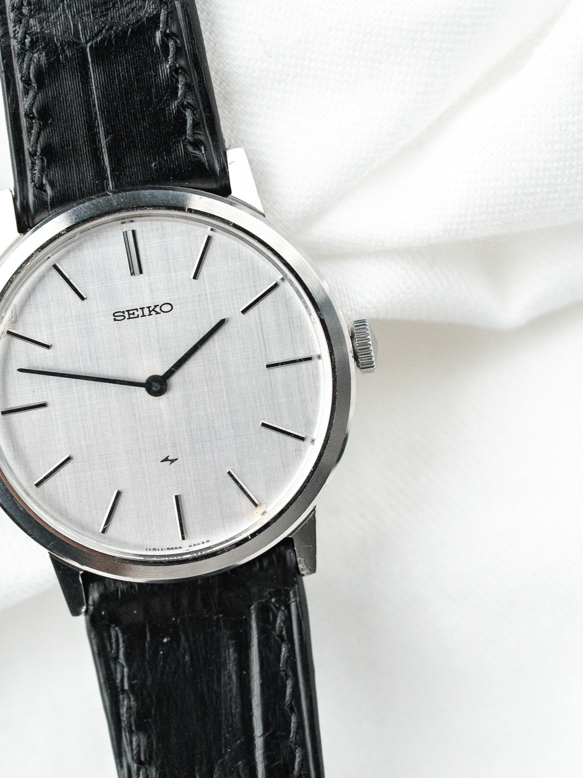 Esfera de lino plateada e índices tipo bastón aplicados - Seiko 2220-0180 Vintage Watch - Atelier Victor