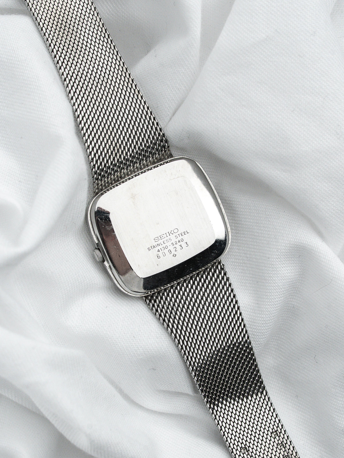 Montre Seiko vintage en acier inoxydable, boîtier rectangulaire et bracelet milanais argenté