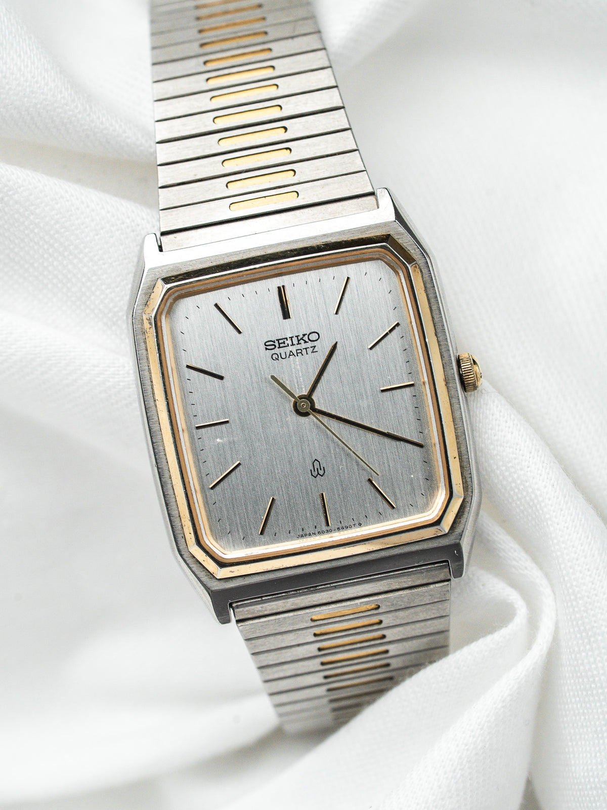 Filet doré autour du cadran - Montre Seiko Tank 6030-5430 - Atelier Victor
