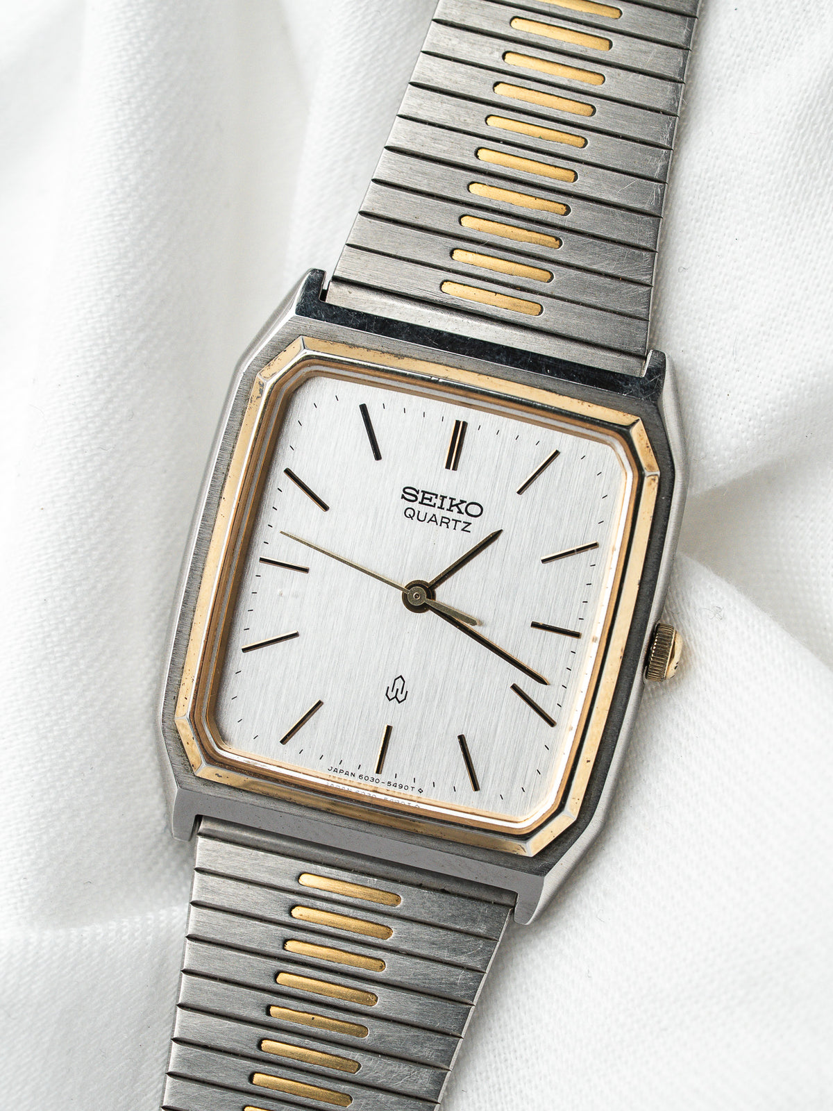 Montre entière sur tissu blanc - Montre Seiko Tank 6030-5430 - Atelier Victor
