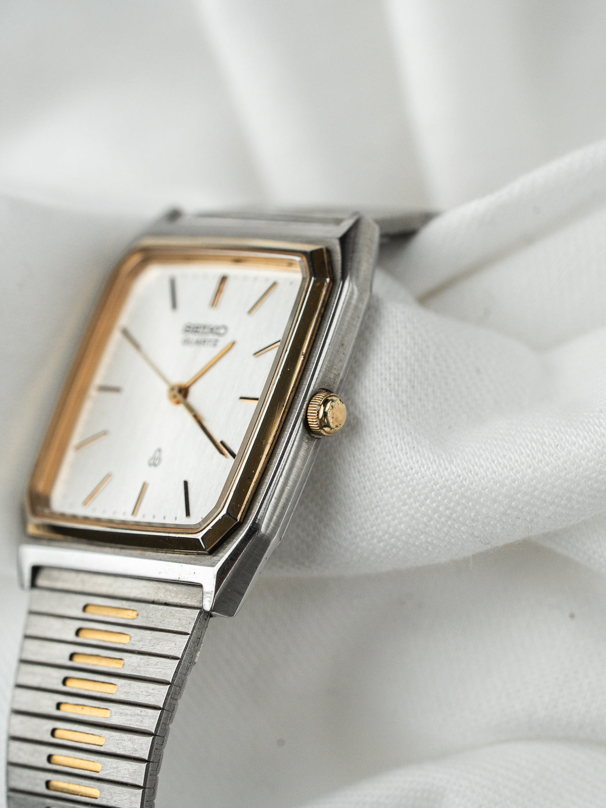 Boîtier à pans coupés en léger angle - Montre Seiko Tank 6030-5430 - Atelier Victor