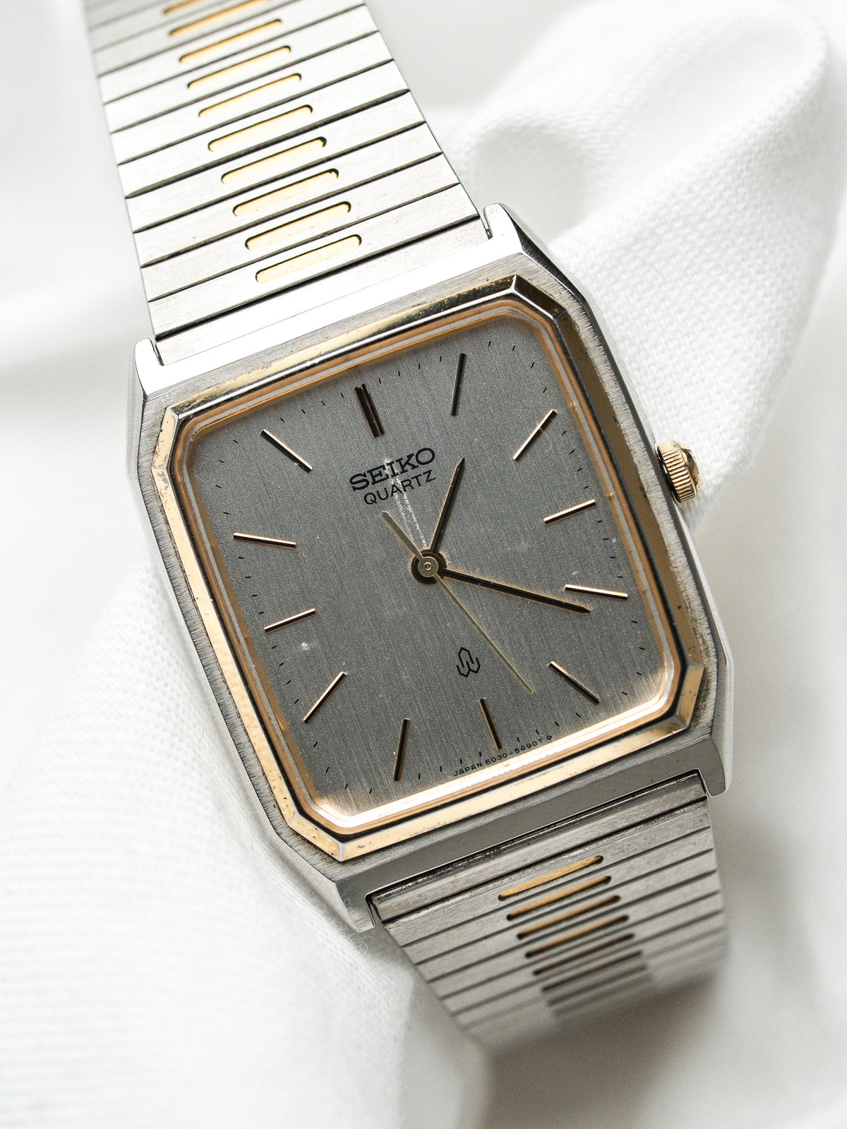Reflets du cadran brossé - Montre Seiko Tank 6030-5430 - Atelier Victor
