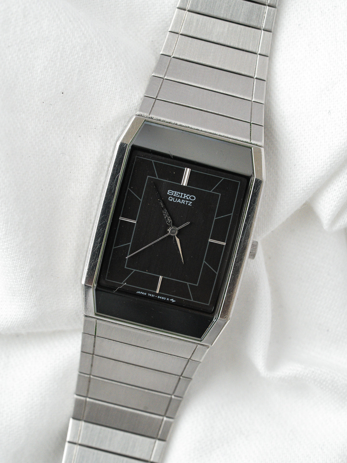 Orologio indossato al polso, quadrante nero con motivo geometrico - Seiko 7431-5360 Watch Vintage - Atelier Victor