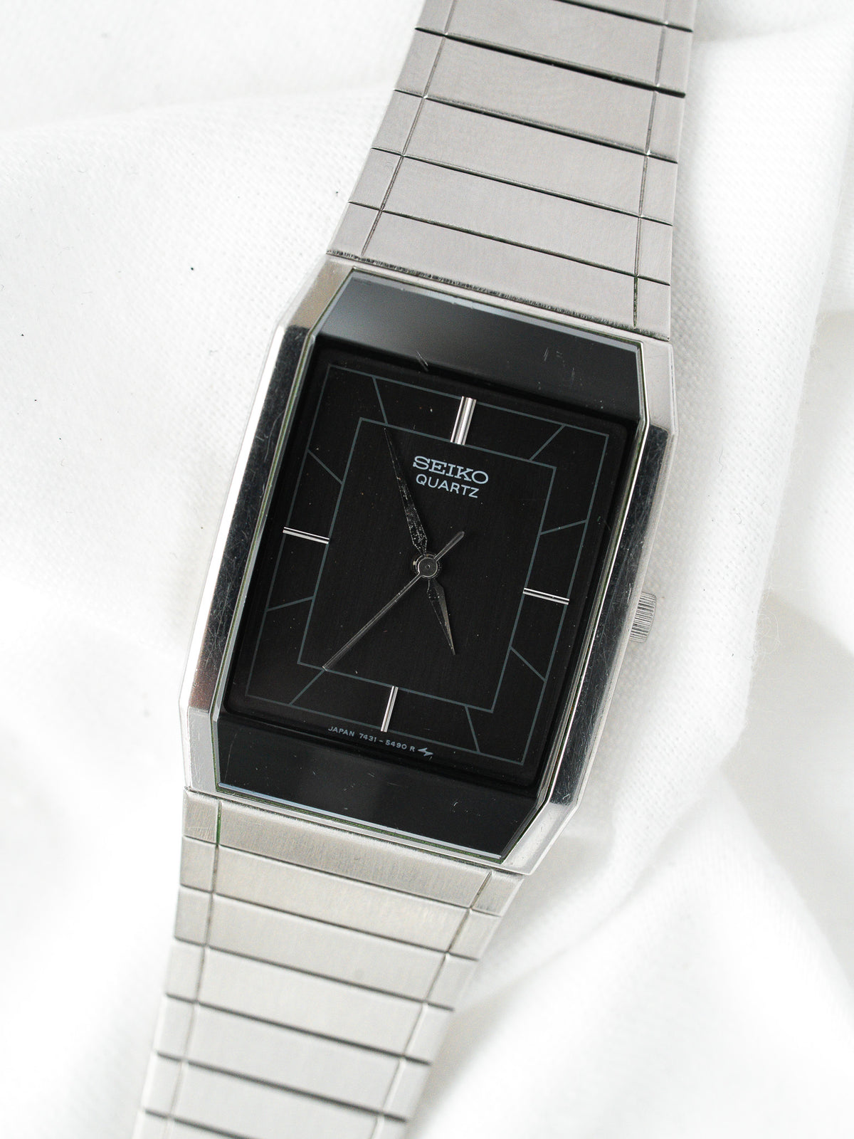 Orologio completo disteso sul suo bracciale in acciaio - Seiko 7431-5360 Watch Vintage - Atelier Victor