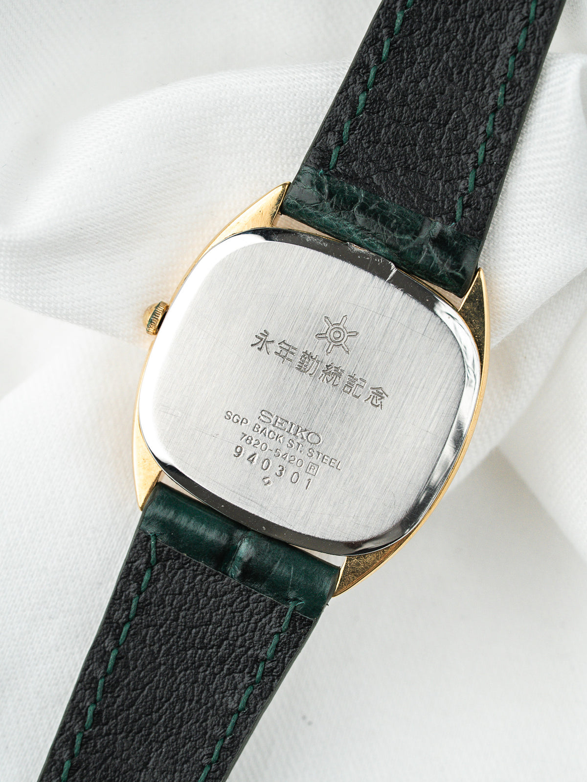 Dos de montre Seiko vintage, boîtier plaqué or et bracelet en cuir noir