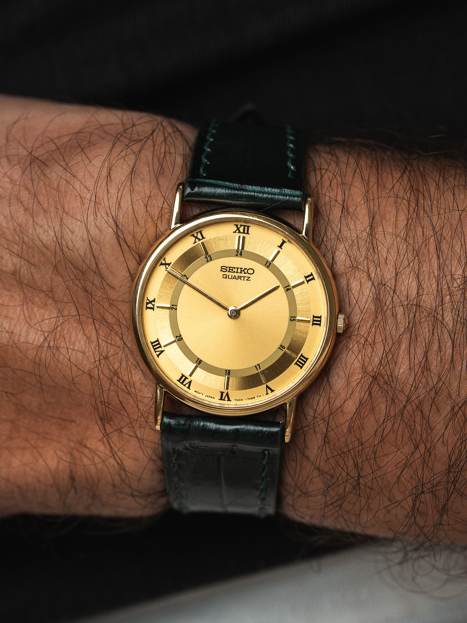 ساعة Seiko 7N00-7A40 مطلية بالذهب — بأرقام رومانية ومقياس 24 ساعة (2001) 