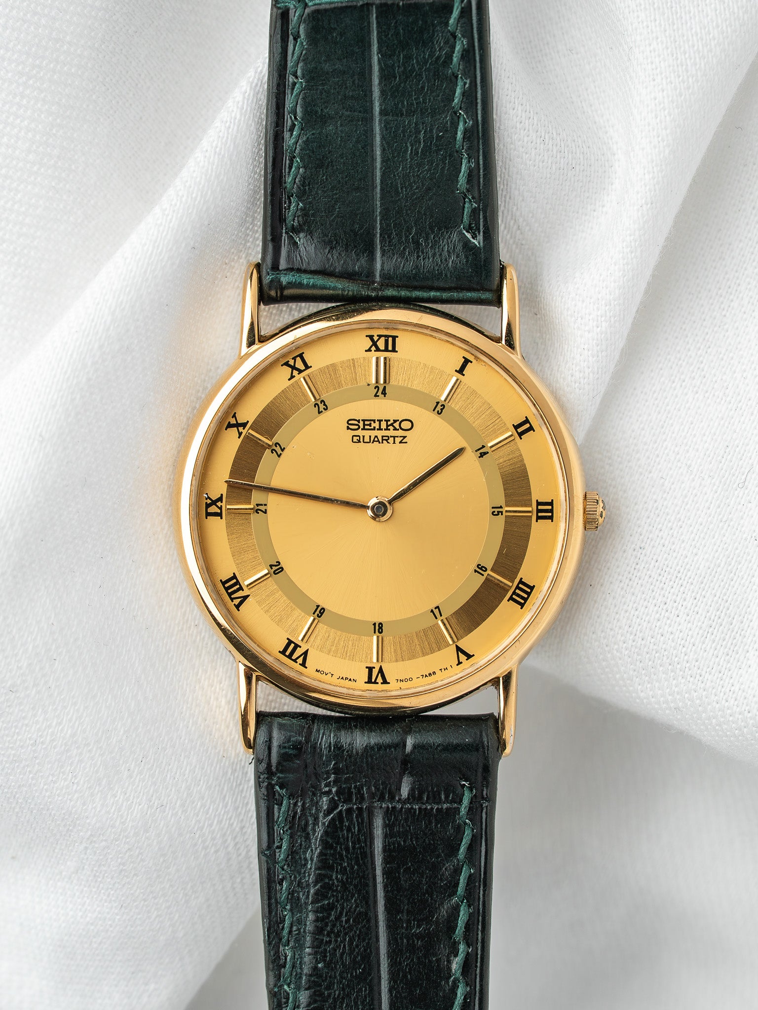 ساعة Seiko 7N00-7A40 مطلية بالذهب — بأرقام رومانية ومقياس 24 ساعة (2001) 