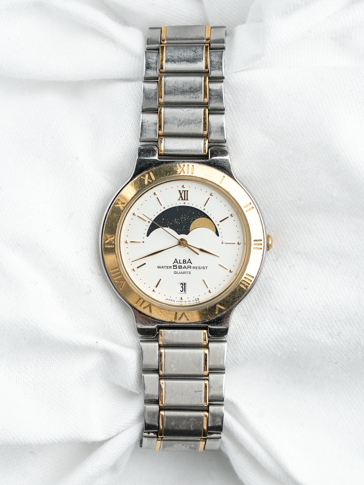 Vista frontal, brazalete de acero con filetes chapados en oro - Alba V338-6080 Watch Seiko - Atelier Victor