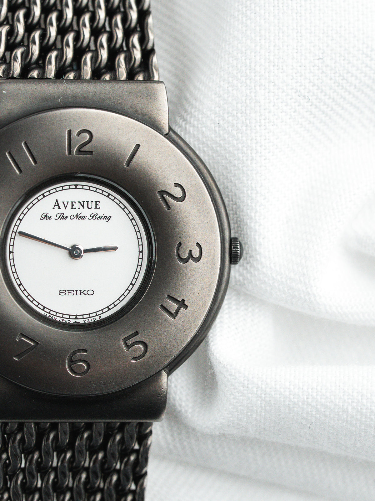Montre Seiko Avenue vintage en acier gris, cadran blanc et bracelet maille milanaise