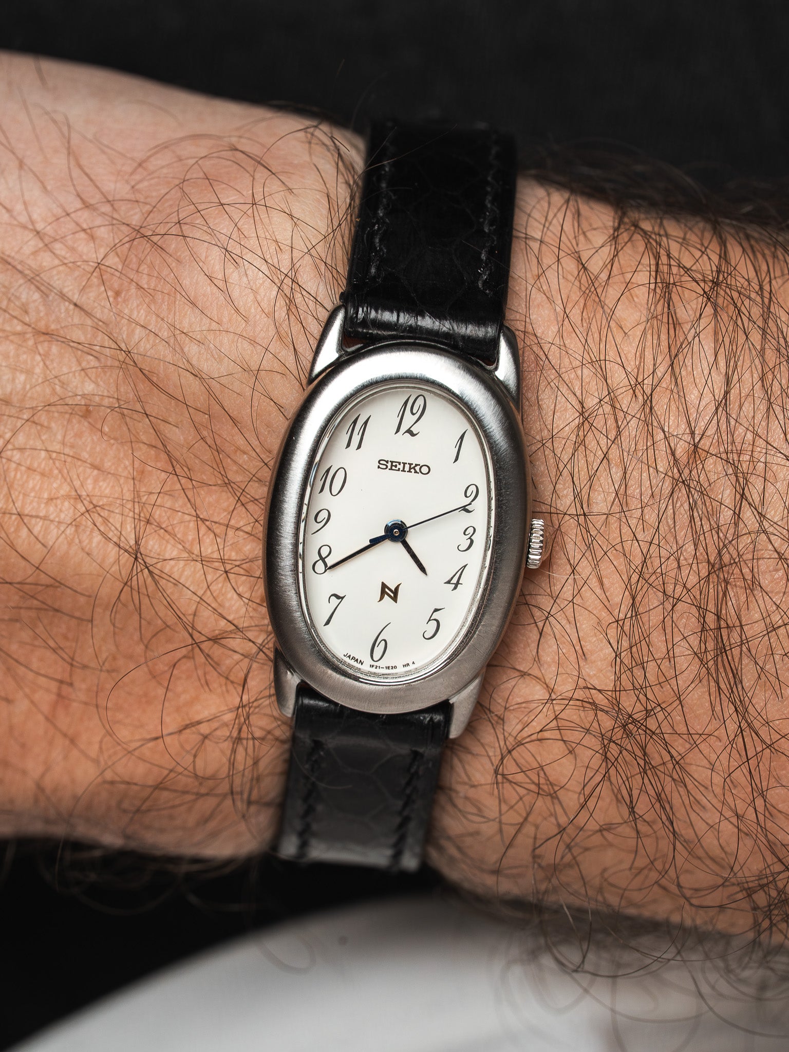 Винтажные часы Seiko Baignoire, сталь — белый циферблат, арабские цифры (2001) 