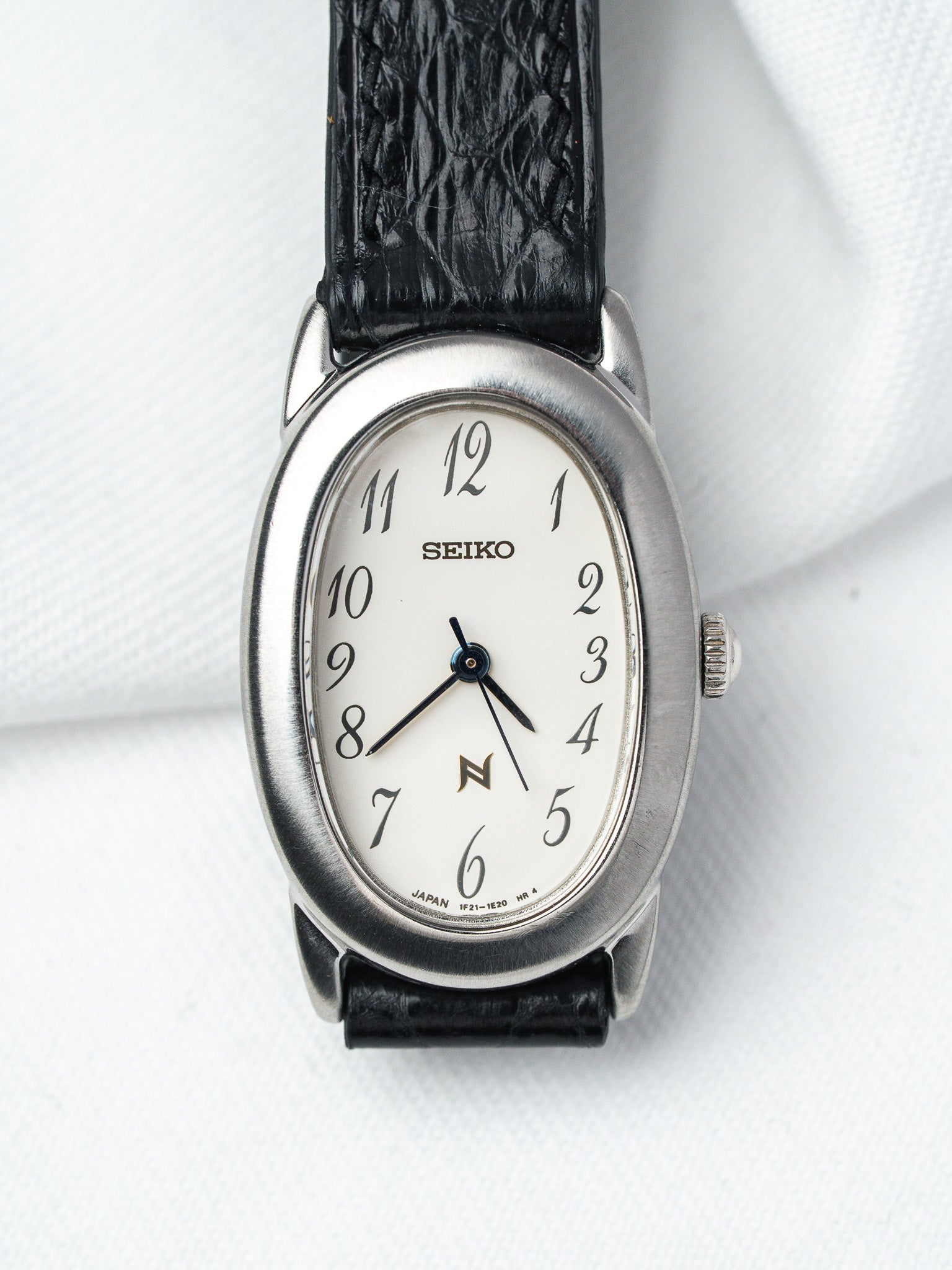Винтажные часы Seiko Baignoire, сталь — белый циферблат, арабские цифры (2001) 