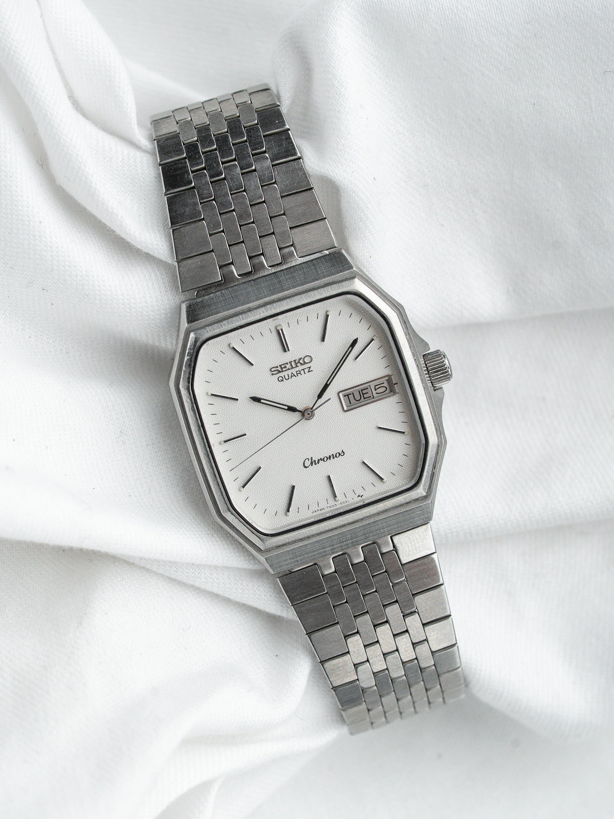 拉丝表壳中层与表冠三角视图 - Seiko Chronos 7433-5010 复古 Watch - Atelier Victor