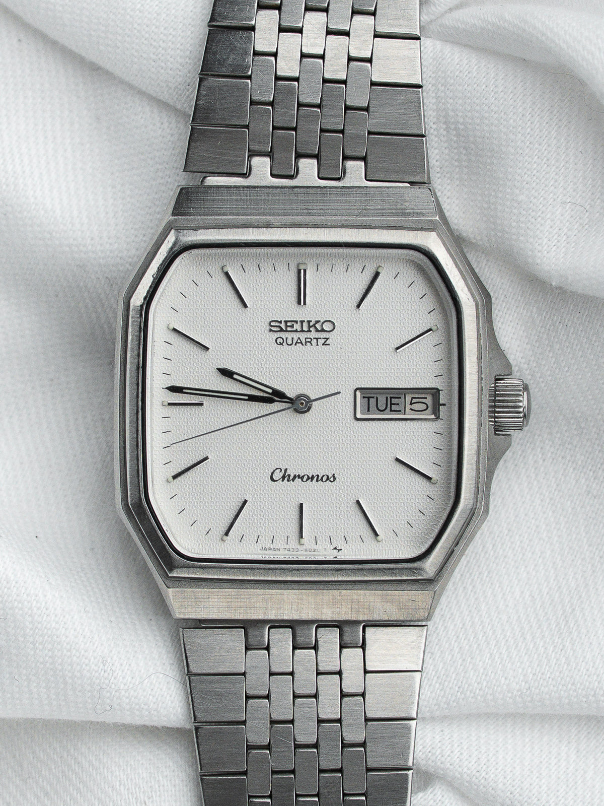 正面饰纹表盘与精钢表链 - Seiko Chronos 7433-5010 复古 Watch - Atelier Victor