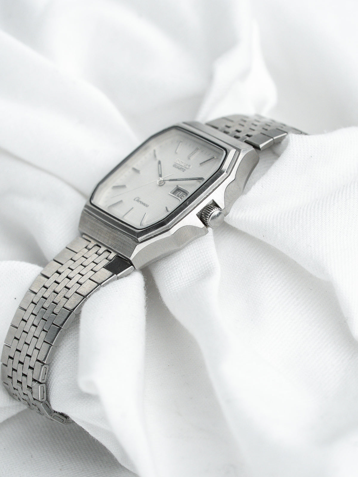 布面上的八角形表壳三角视图 - Seiko Chronos 7433-5010 复古 Watch - Atelier Victor