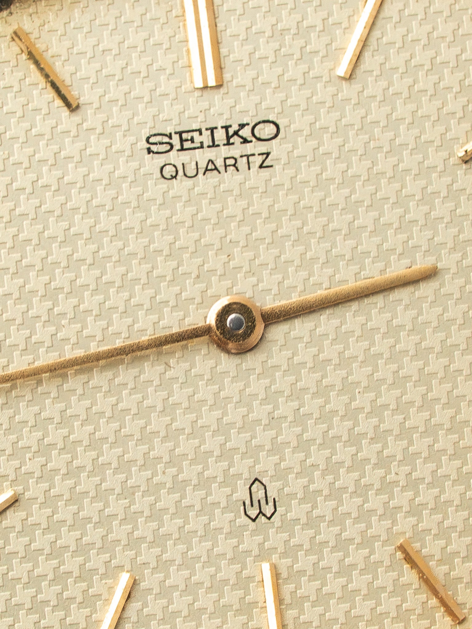 Seiko Quartz vintage watch with textured cream dial and gold-tone hands