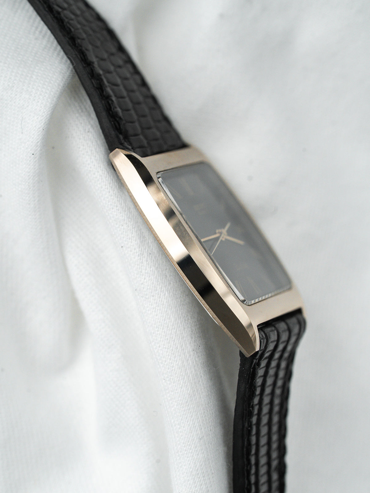 Cinturino in pelle nera effetto coccodrillo e fibbia ad ardiglione - Orologio Seiko Dolce 6030-5320 Vintage - Atelier Victor