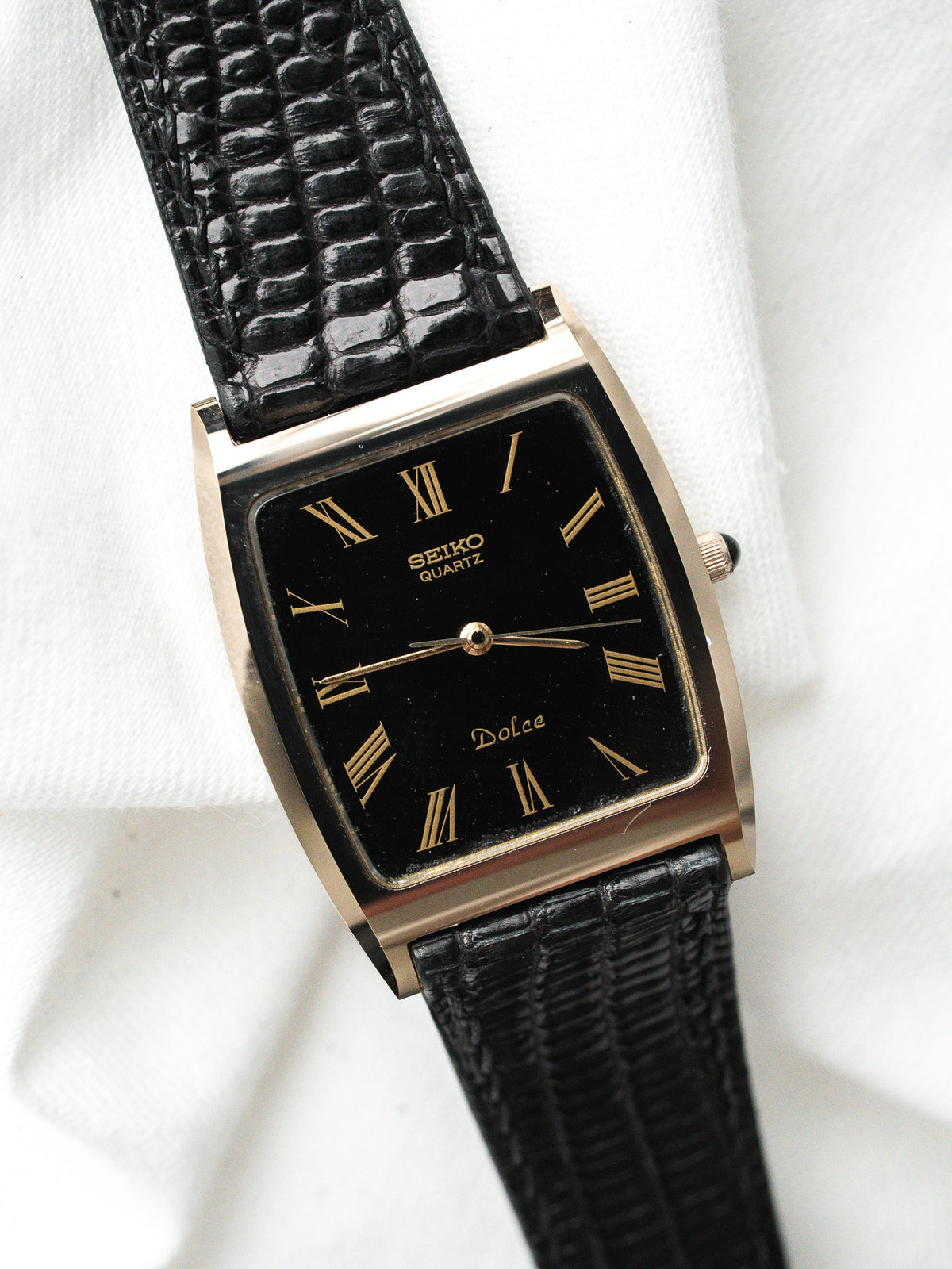Orologio completo disteso sul suo cinturino - Orologio Seiko Dolce 6030-5320 Vintage - Atelier Victor