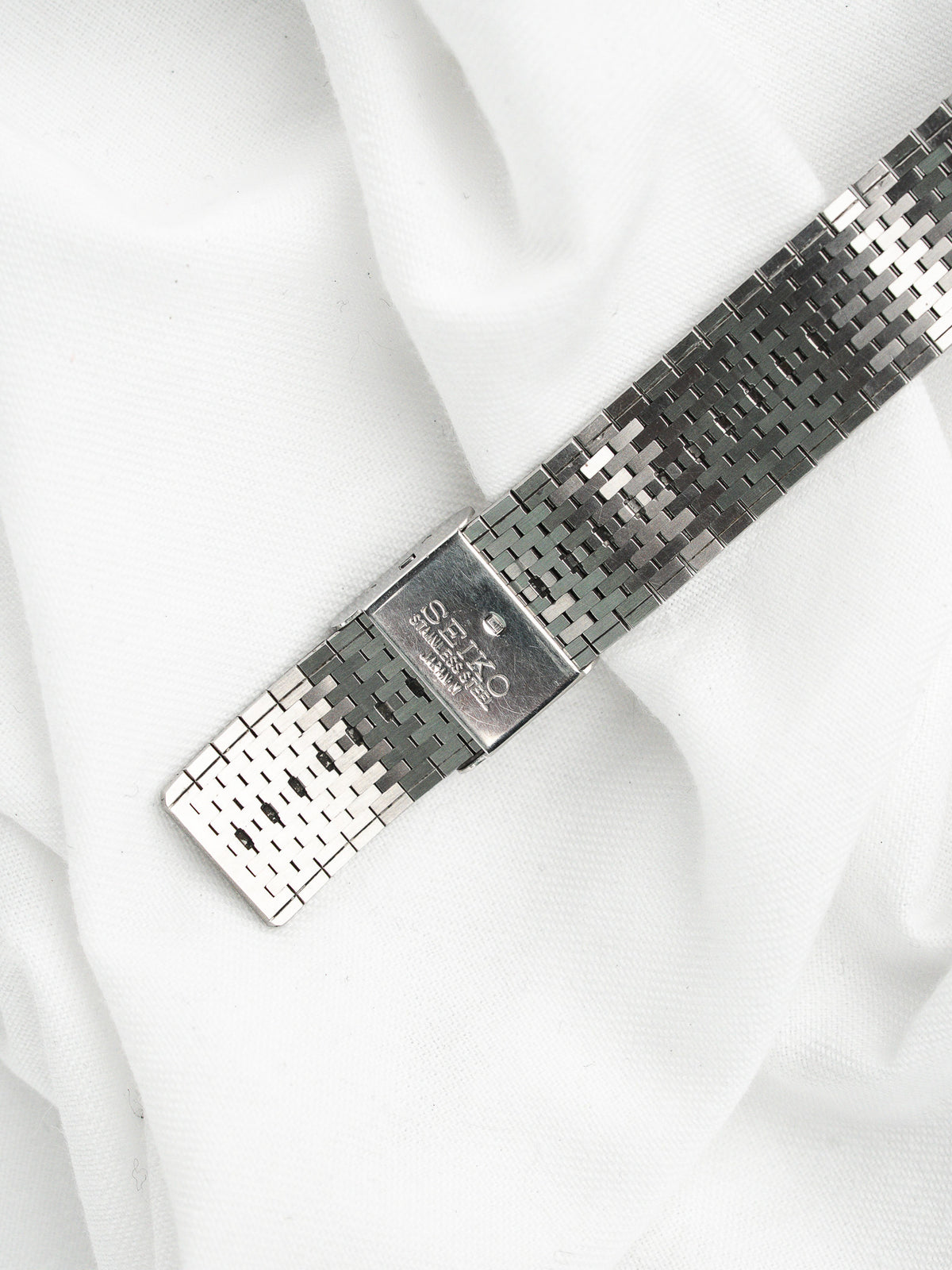 Indici a bastone dorati applicati - Vintage Seiko Dolce 8N40-6090 Watch - Atelier Victor