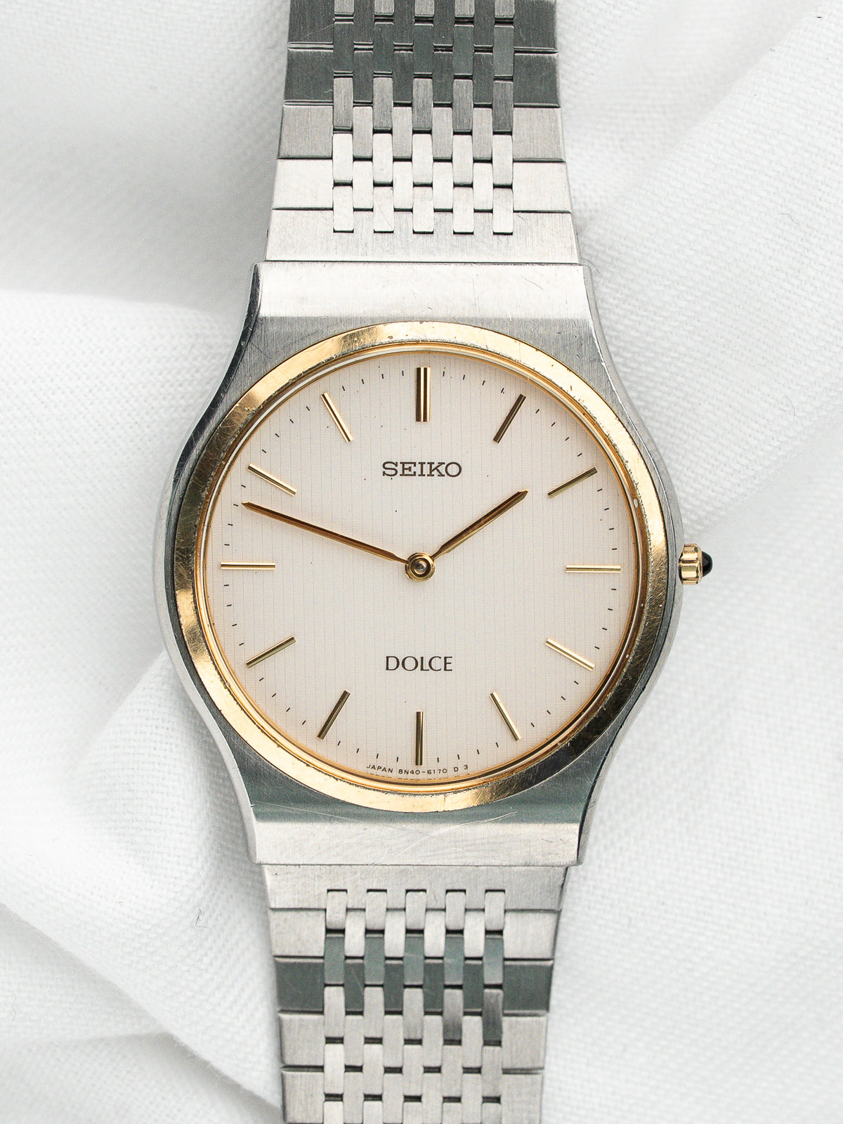 Montre Seiko Dolce vintage avec cadran champagne et bracelet en acier argenté.