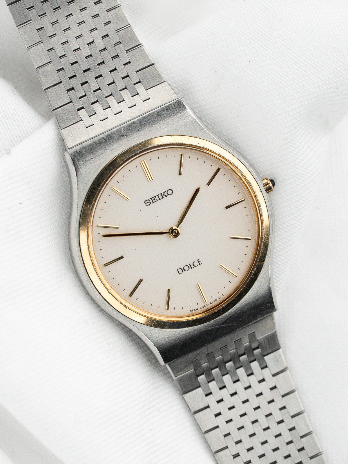 Vista a tre quarti della cassa in acciaio - Vintage Seiko Dolce 8N40-6090 Watch - Atelier Victor