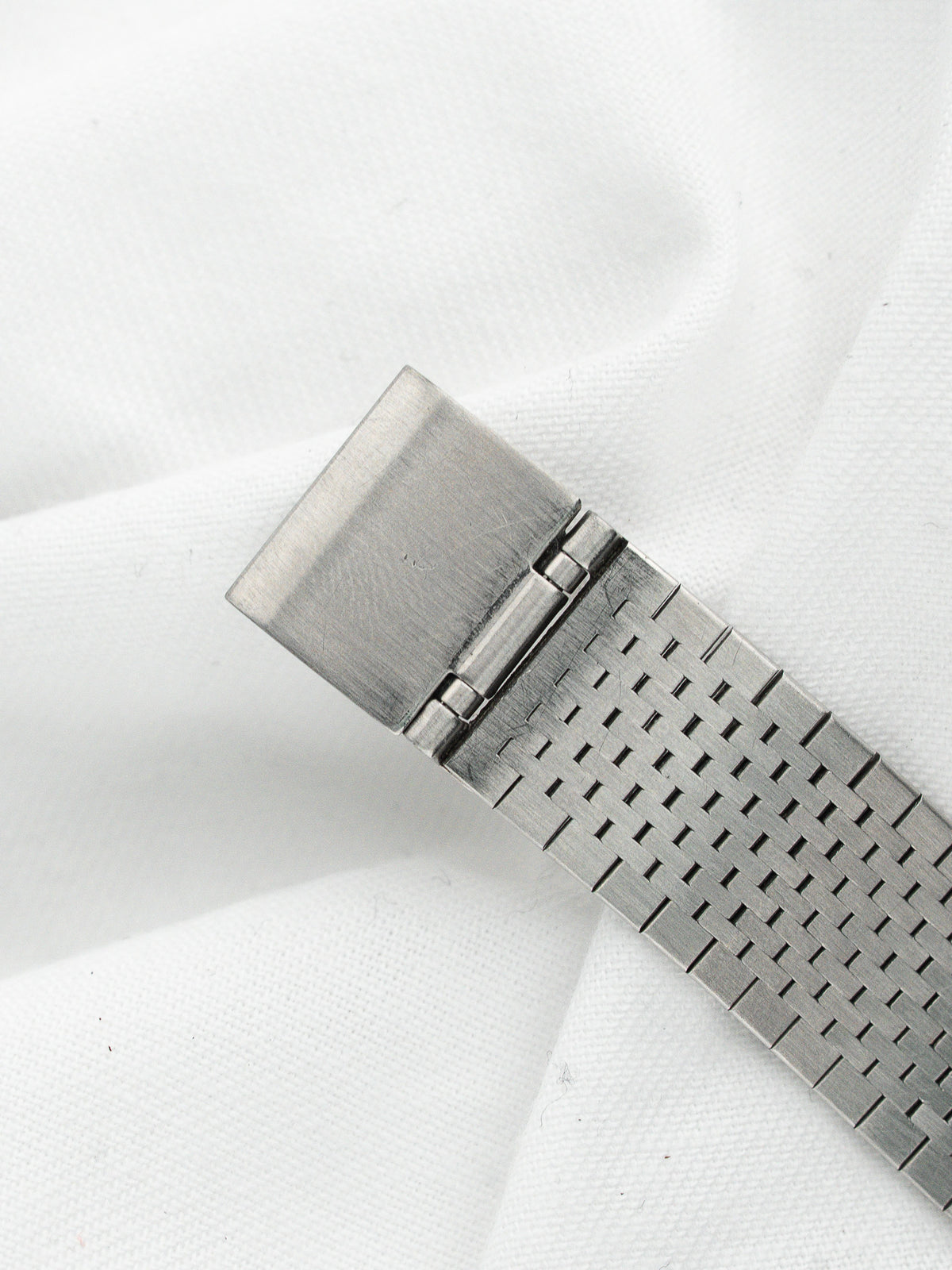 Lunetta dorata e corona zigrinata - Vintage Seiko Dolce 8N40-6090 Watch - Atelier Victor