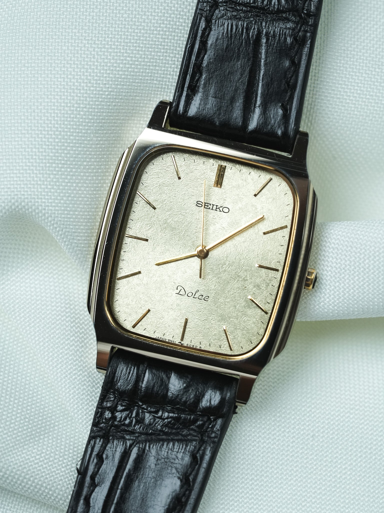 Montre Seiko Dolce Vintage - Tank Stepped Or Cadran Sable (1980)