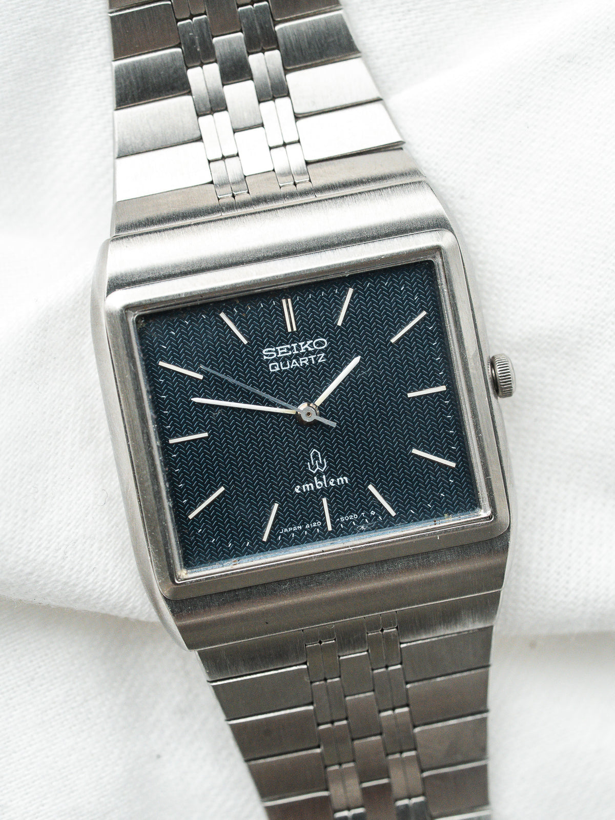 Montre Seiko Quartz vintage en acier, boîtier rectangulaire et cadran bleu texturé