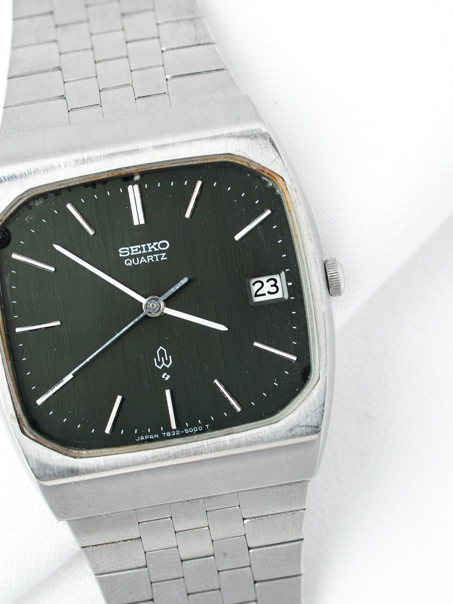 Seiko Quartz vintage watch with dark green dial and steel bracelet