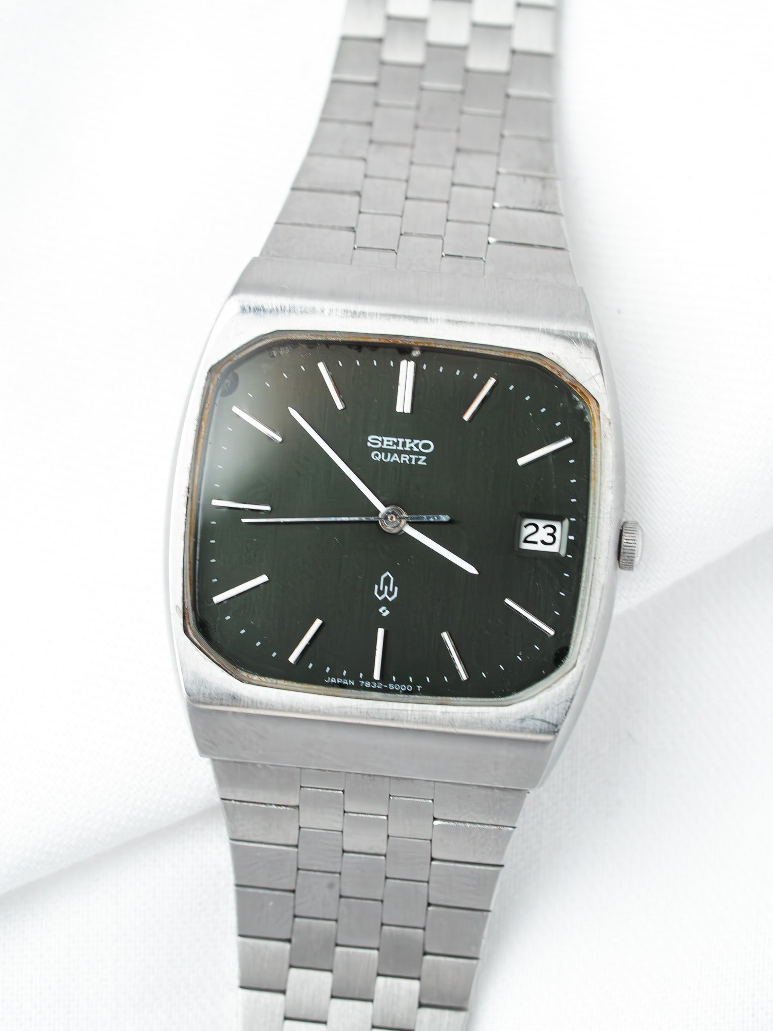 Seiko Quartz vintage watch with dark green dial, silver case and bracelet, date window at 3 o'clock