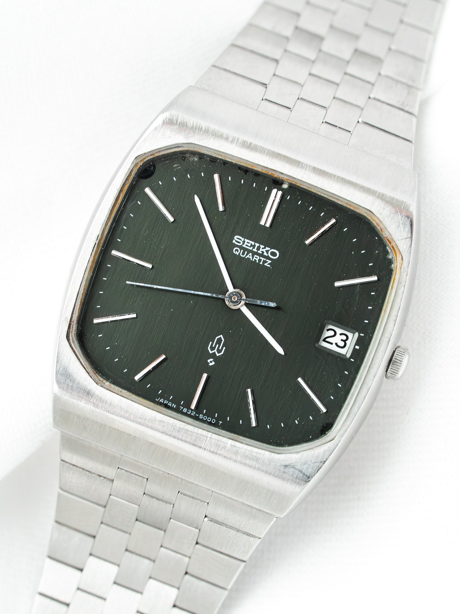Seiko Quartz vintage watch with green dial, silver case, and metal bracelet