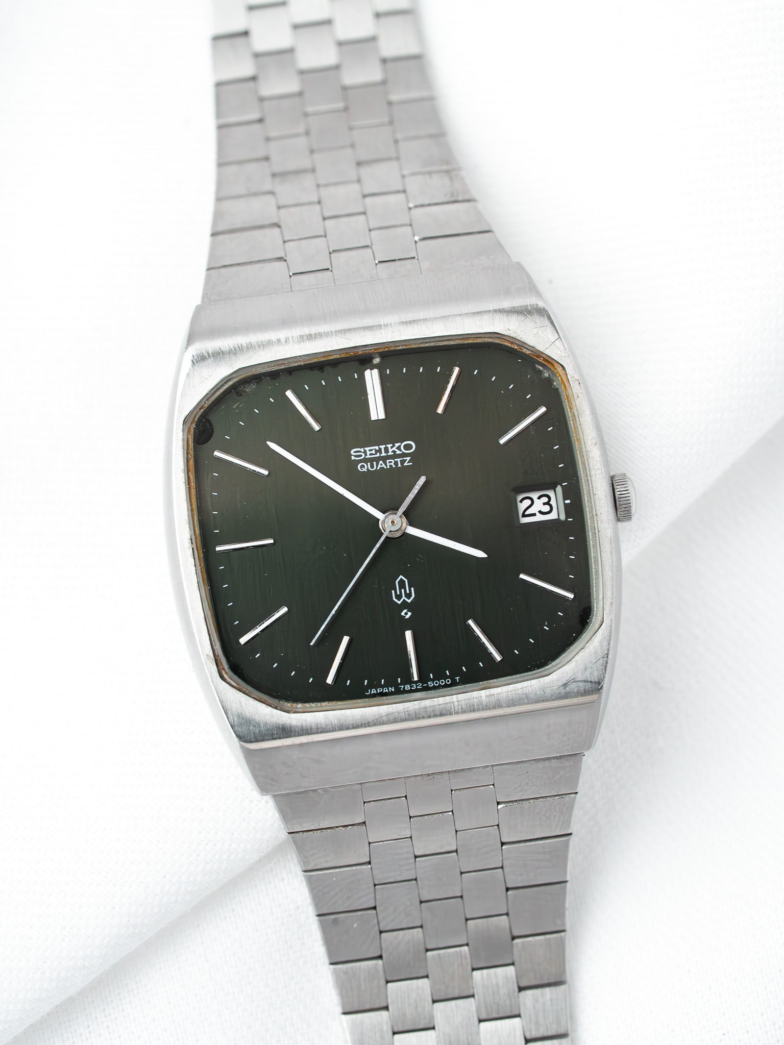 Seiko Quartz vintage watch with dark green dial and stainless steel bracelet