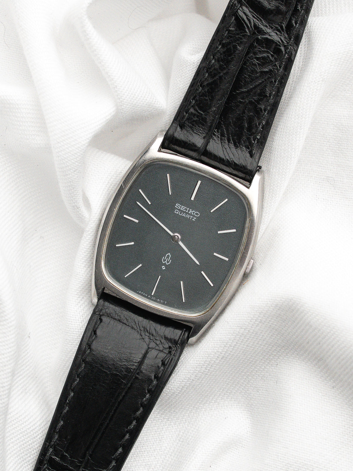 Vista a tre quarti della cassa spazzolata - Orologio Seiko Quartz 4130-5130 Vintage - Atelier Victor
