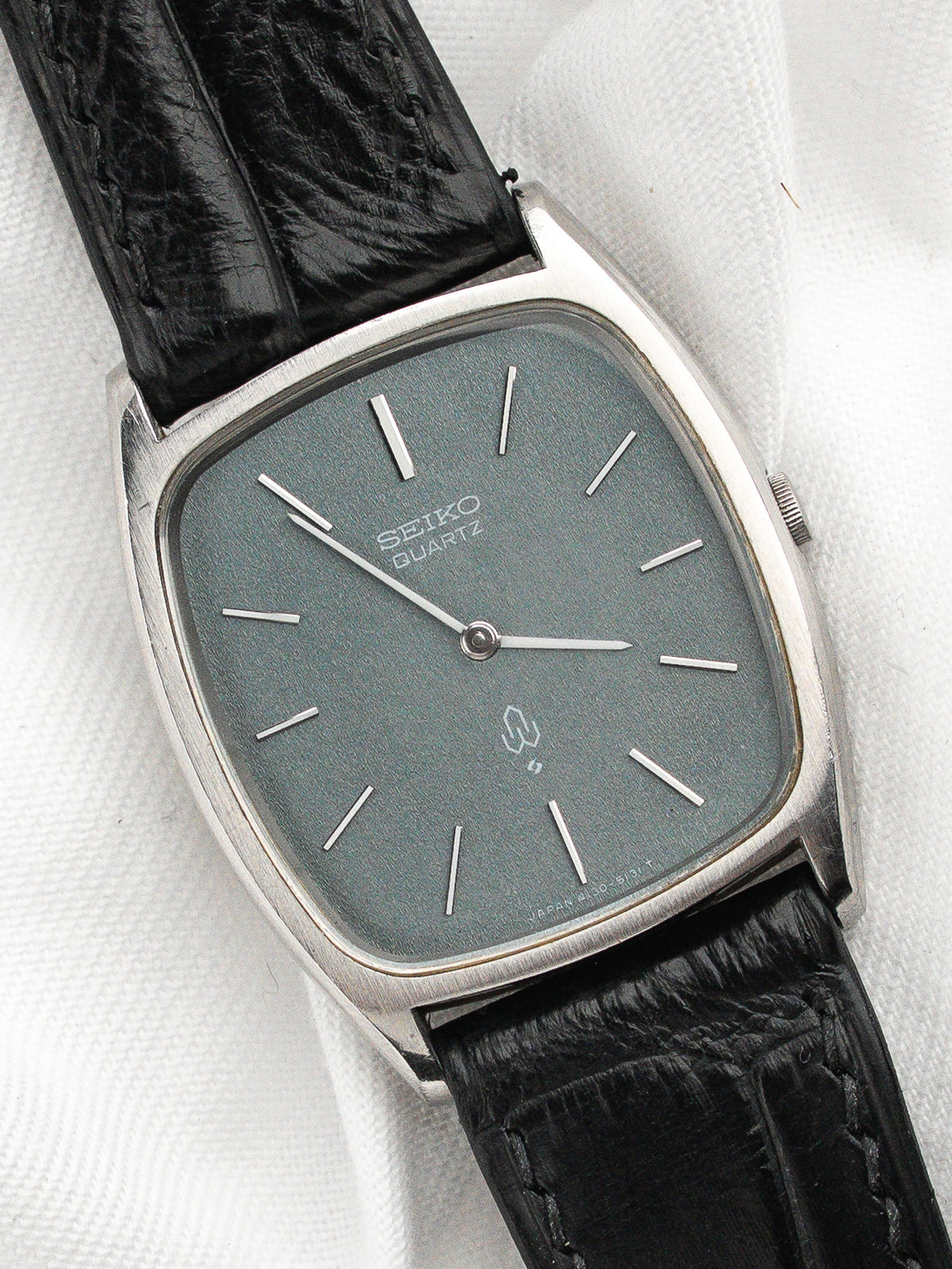 Profilo della cassa e corona zigrinata - Orologio Seiko Quartz 4130-5130 Vintage - Atelier Victor