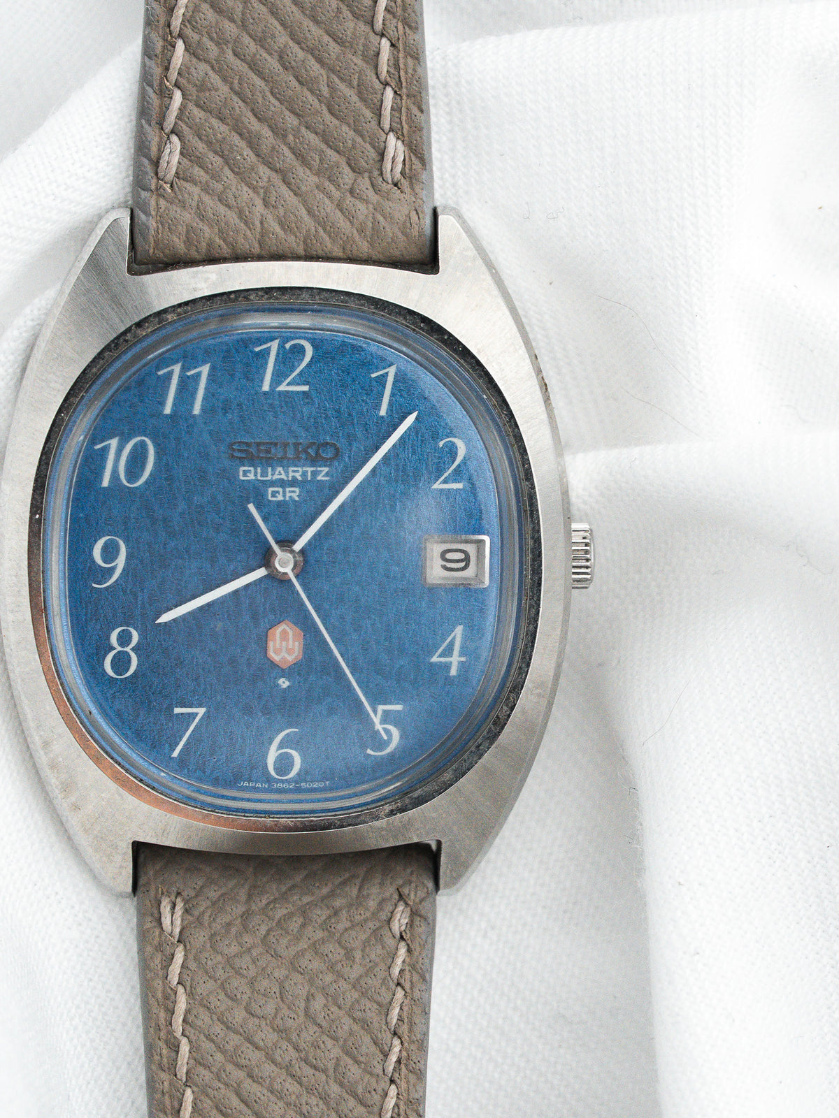 Montre Seiko Quartz vintage en acier, cadran bleu et bracelet en cuir gris
