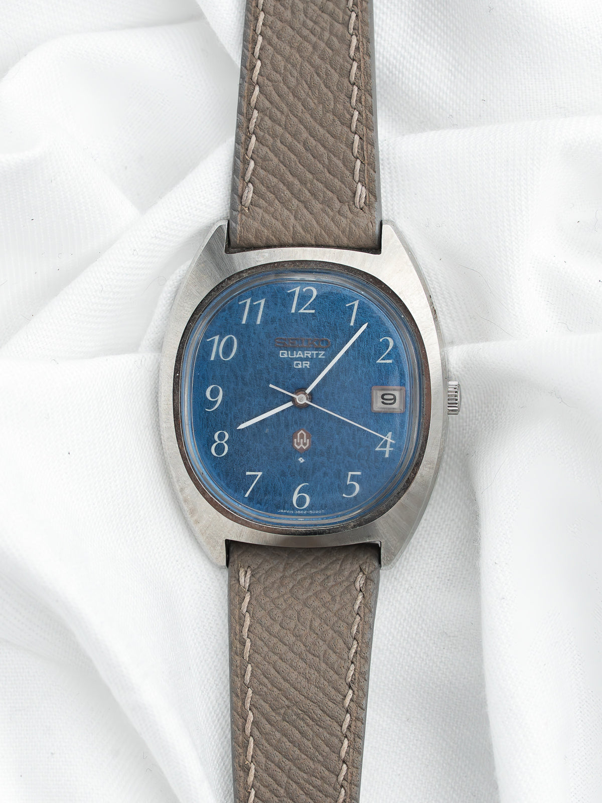 Montre vintage Seiko Quartz au cadran bleu et bracelet en cuir gris taupe