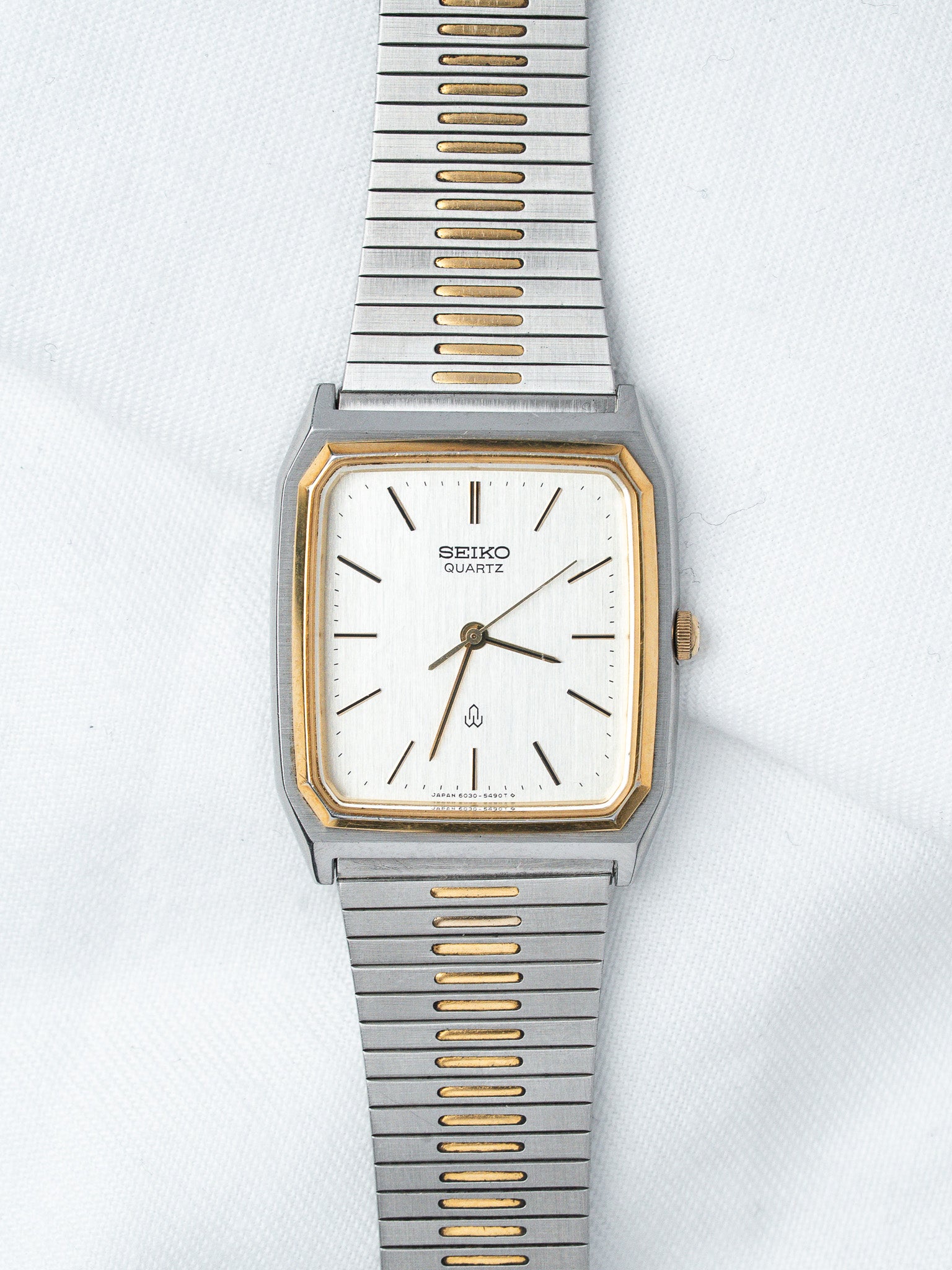 Orologio Seiko Quartz Tank bicolore in acciaio e oro — quadrante argentato (1982) 