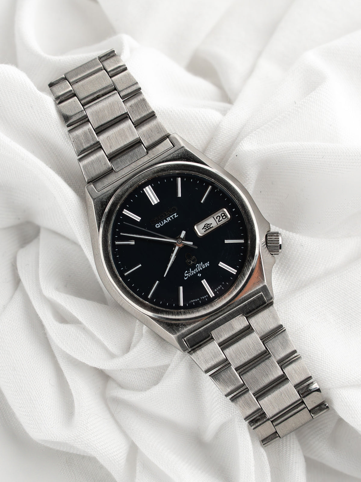 المينا ونافذة اليوم والتاريخ من زاوية ثلاثة أرباع - ساعة Seiko Silver Wave 7546-8340 فينتاج - Atelier Victor