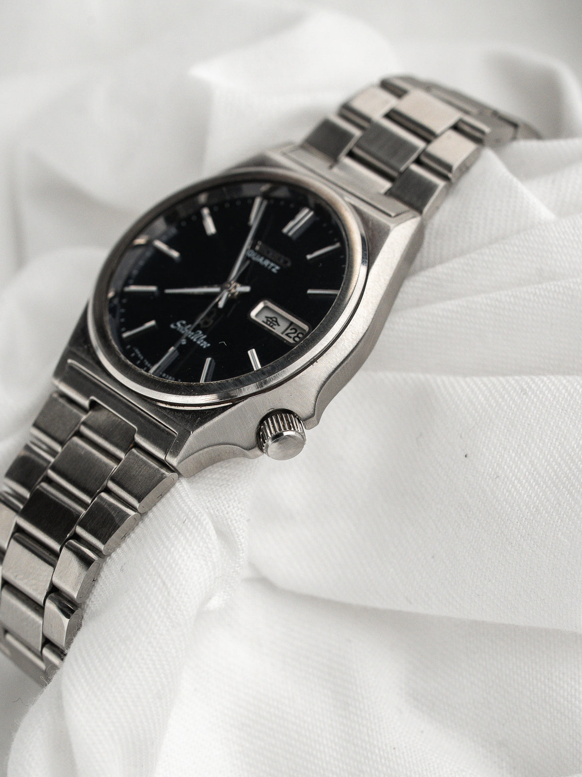 الهيكل الأوسط المصقول ساتانيًا والتاج من زاوية ثلاثة أرباع - ساعة Seiko Silver Wave 7546-8340 فينتاج - Atelier Victor