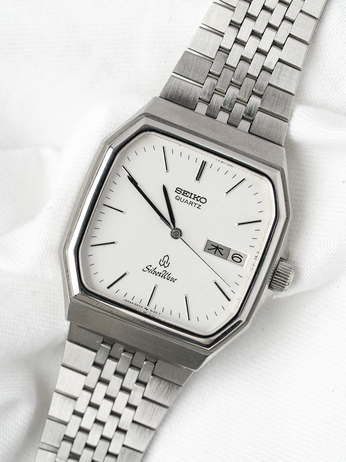 Seiko SilverWave vintage quartz watch with white dial and steel bracelet