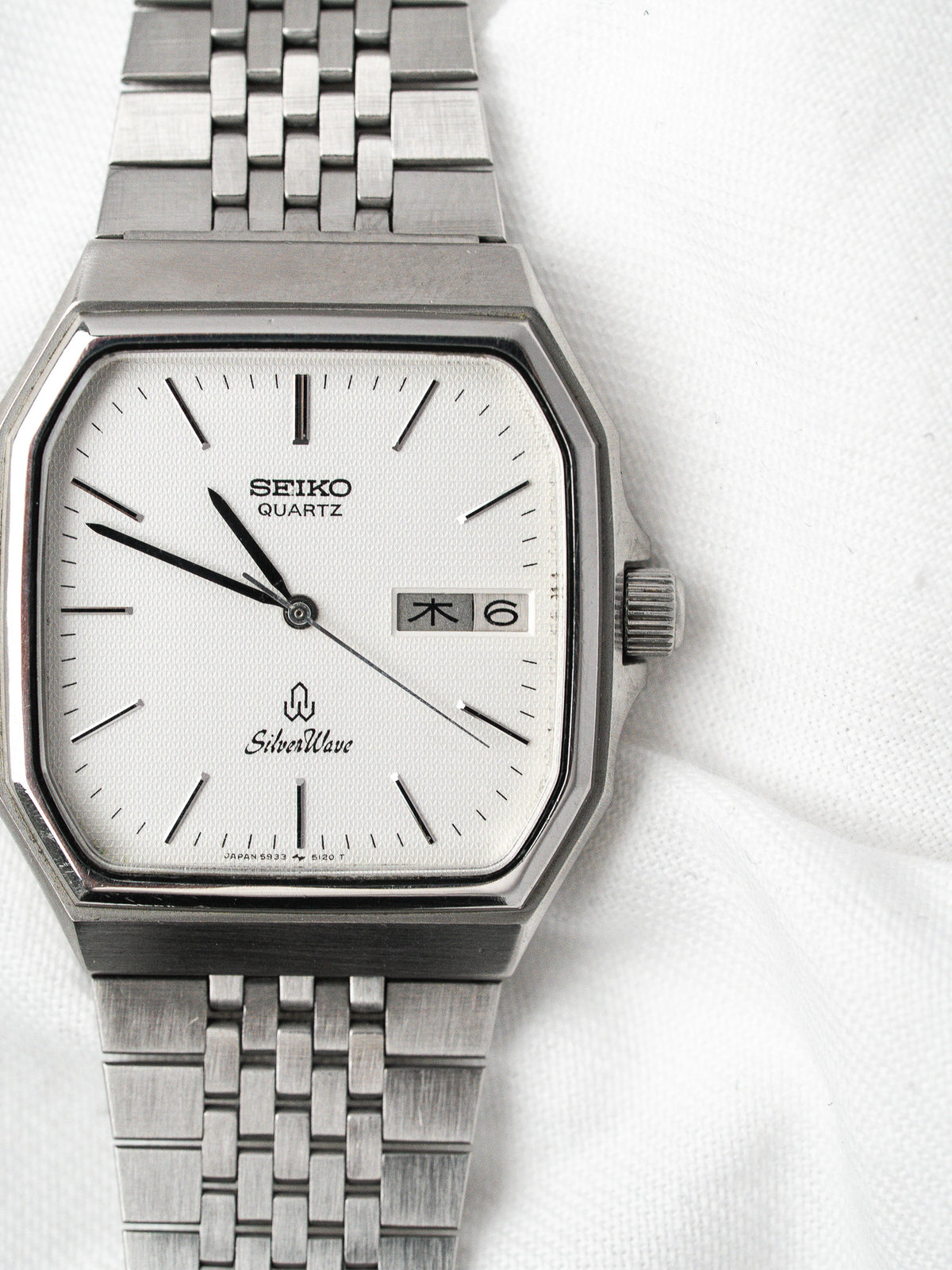 Seiko SilverWave vintage quartz watch with white dial and steel bracelet