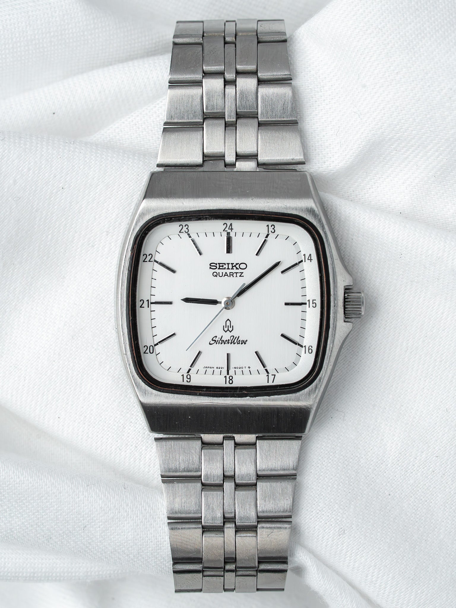Montre Seiko SilverWave 8221-5020 Acier — Coussin TV (1980)