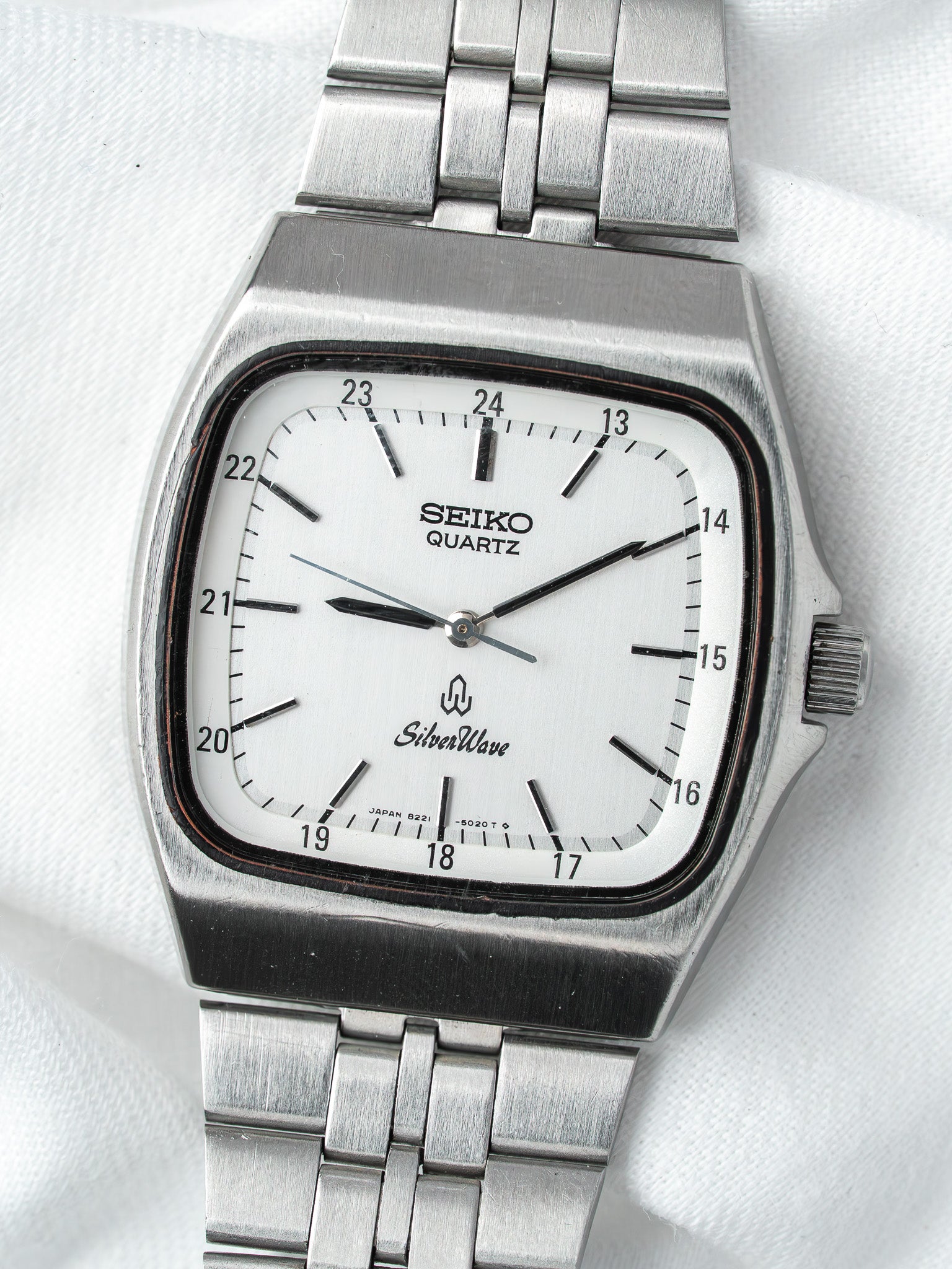 Montre Seiko SilverWave 8221-5020 Acier — Coussin TV (1980)
