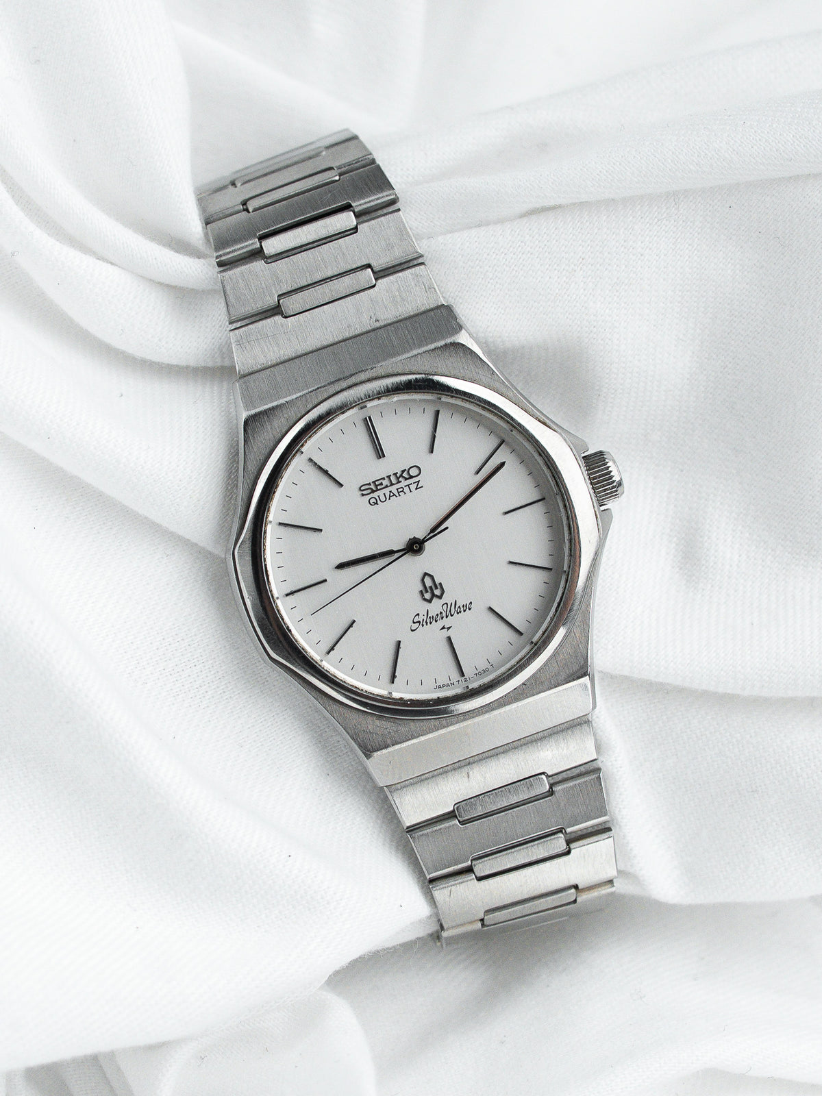 Boîtier à pans en léger angle - Montre Seiko Silverwave 7121-7030 - Atelier Victor