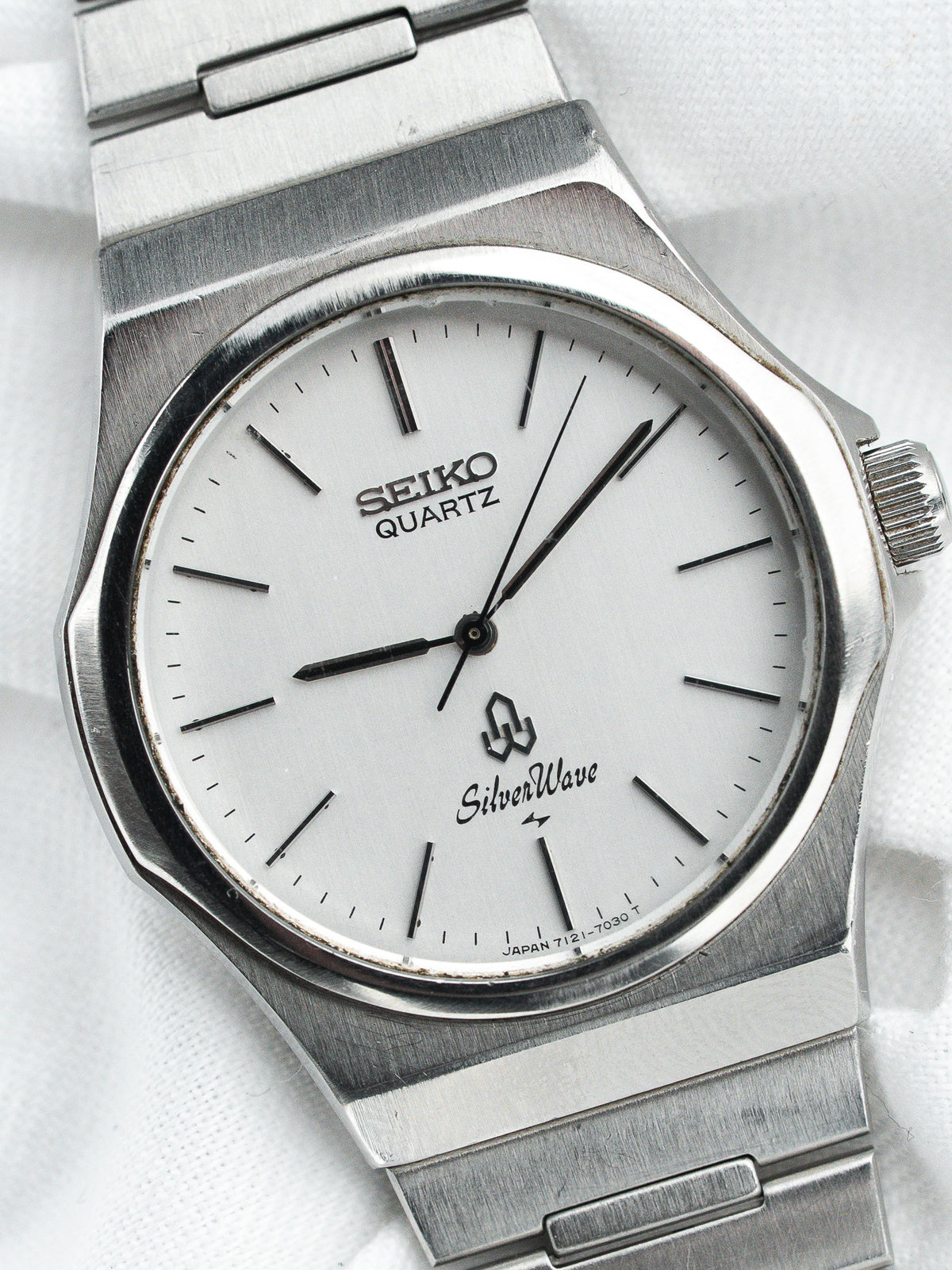 Gros plan du cadran et de la lunette polie - Montre Seiko Silverwave 7121-7030 - Atelier Victor